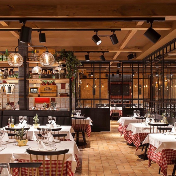 Sala de restaurante com iluminação Tromilux